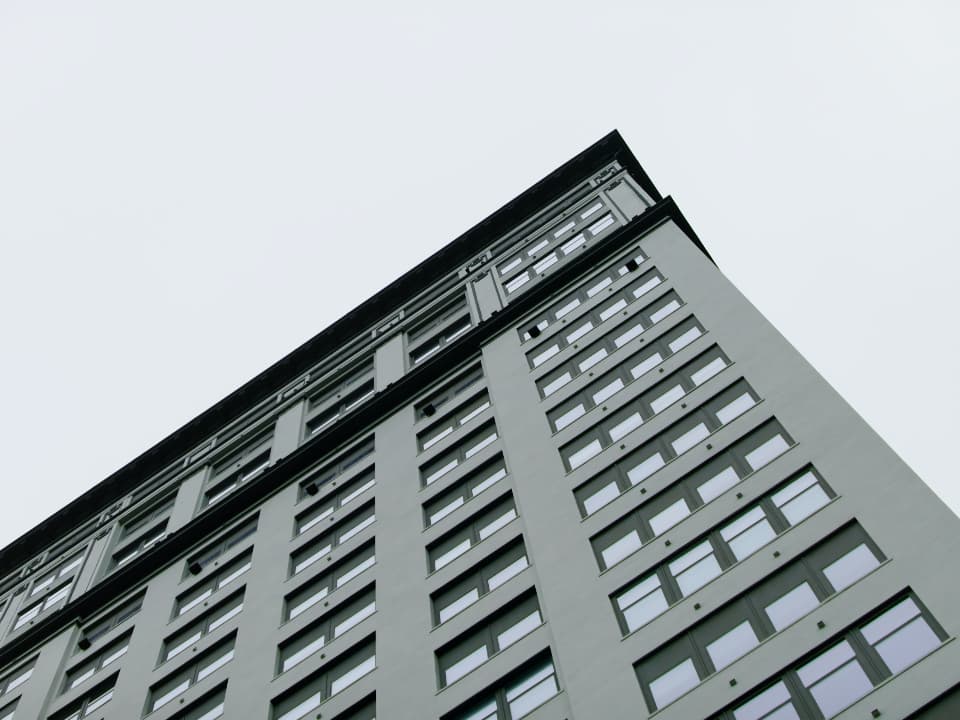 均質な窓が整然と並ぶ、落ち着いた色調の建物ファサード