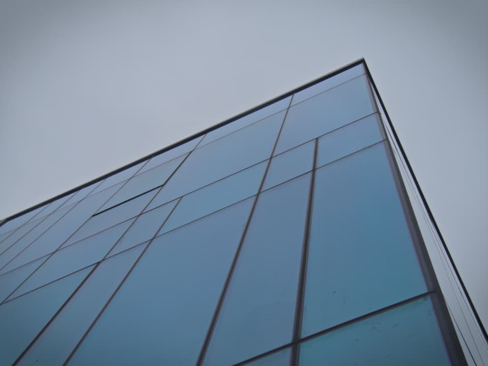 空を映すガラスのファサード