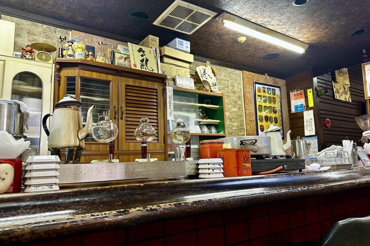使い込まれた木のカウンターと珈琲道具