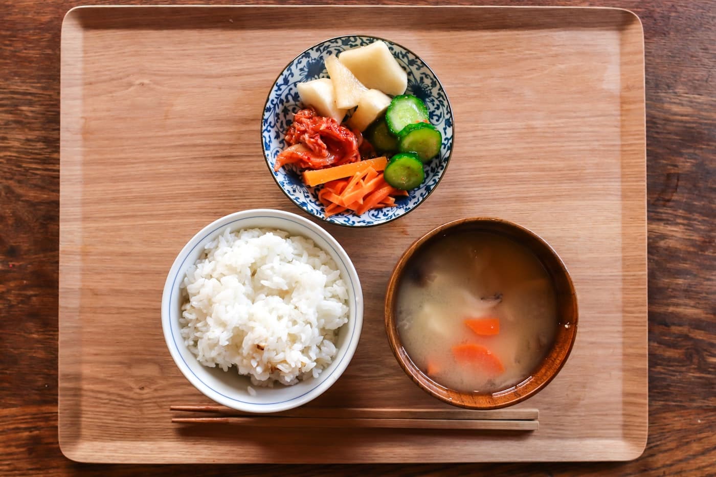 木のお盆に盛られた、ごはん・味噌汁・小鉢の手作り和定食