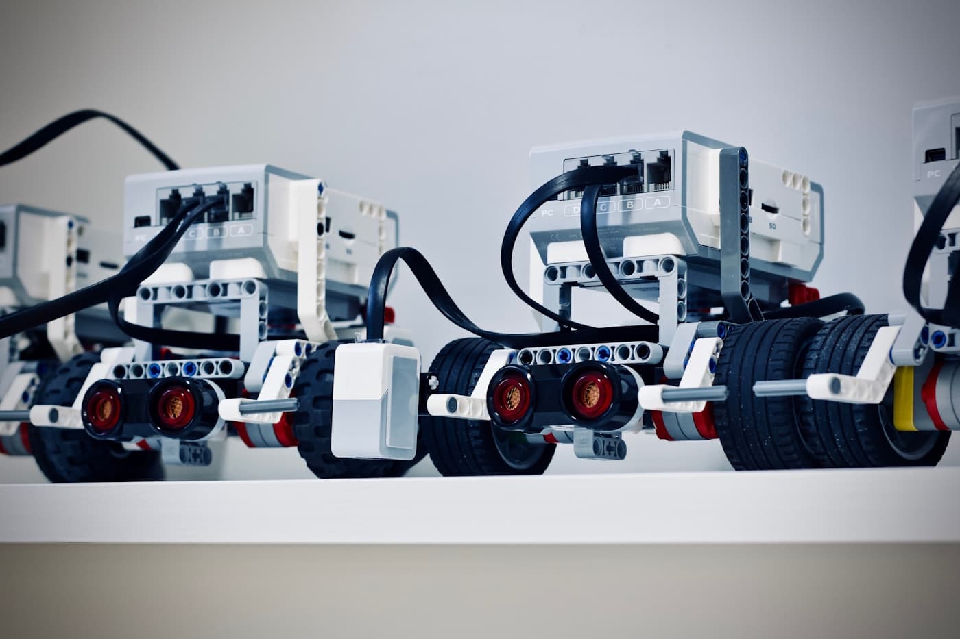 教室に並ぶプログラミング学習用ロボット