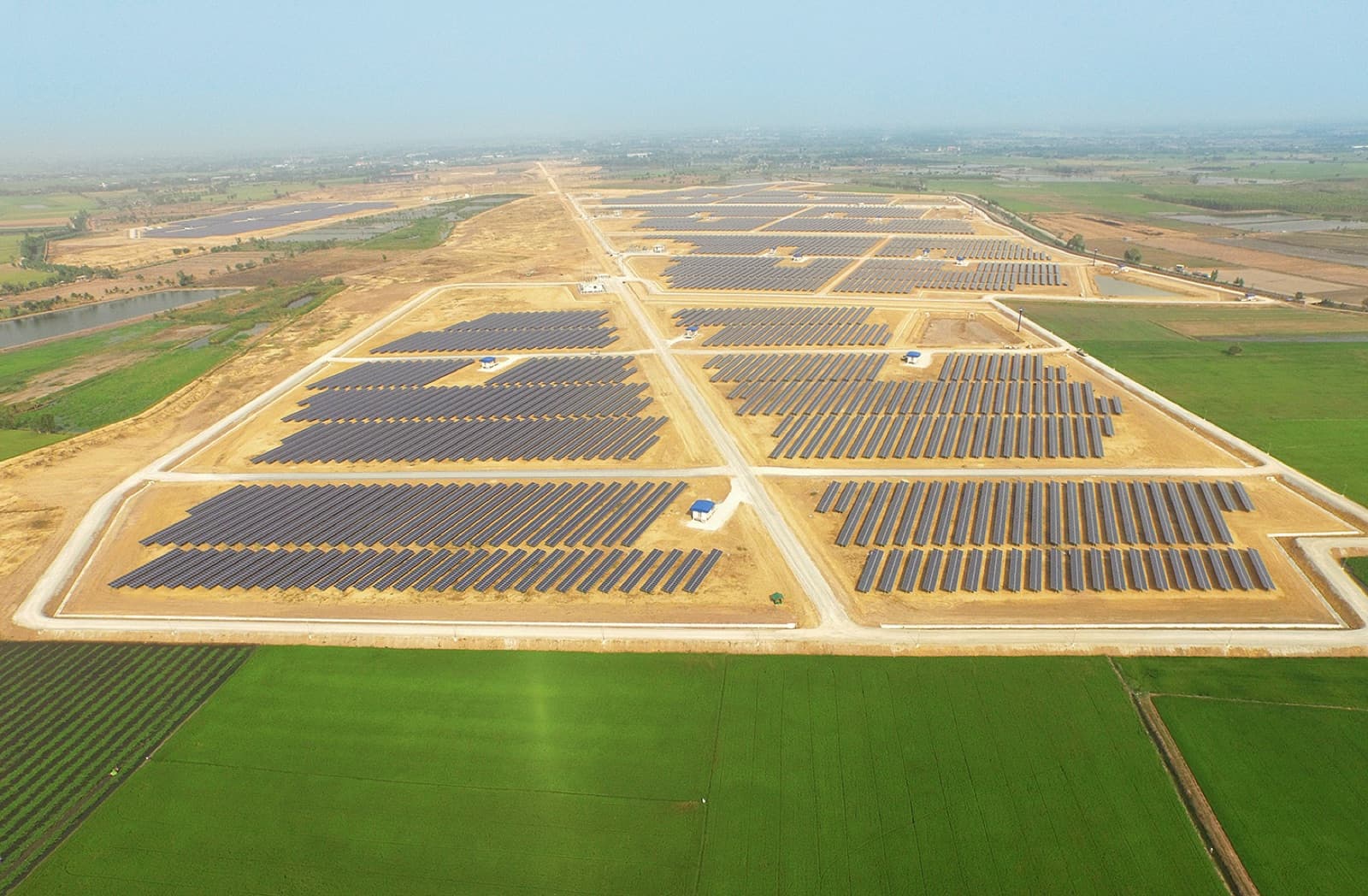 田園地帯に調和する太陽光発電所のイメージ