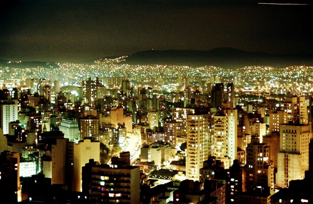 夜のまちを見守るイメージ(代表メッセージの背景)
