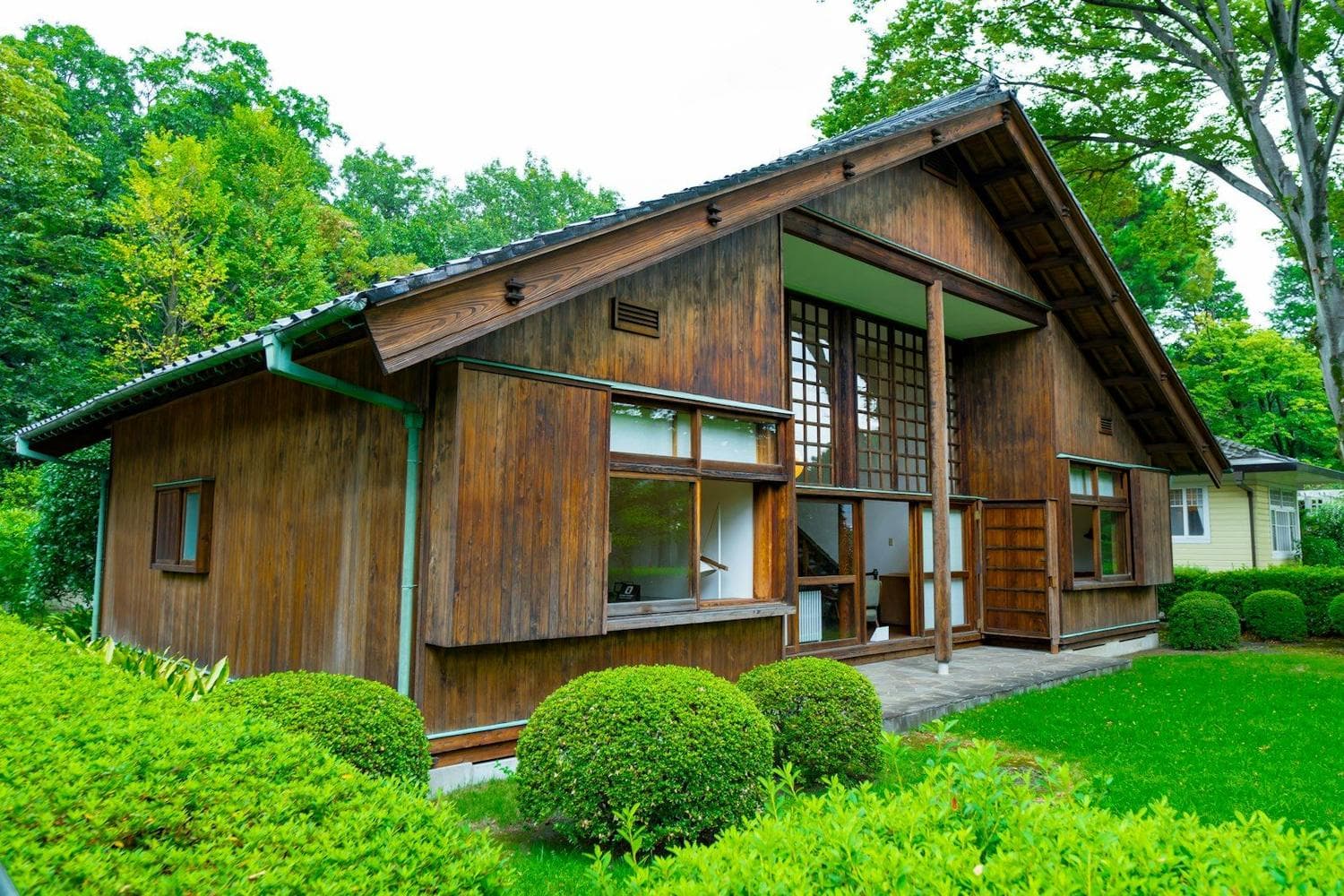 木張りの外壁と庭のある平屋の住宅
