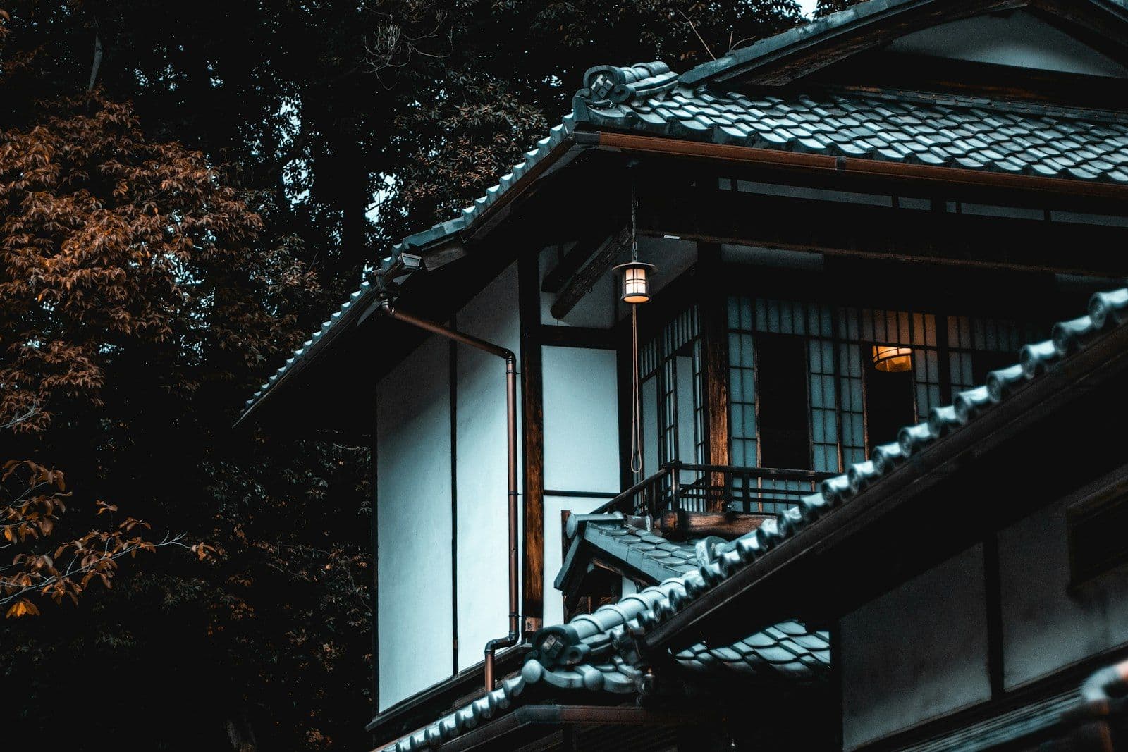 落ち着いた木造の二世帯住宅の外観