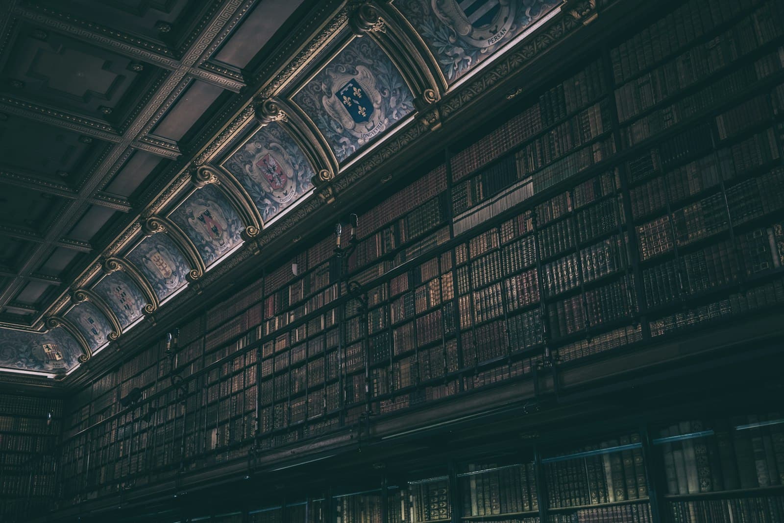 荘厳な図書館ホールの書架。重厚で静謐な法律事務所の世界観を表すイメージ
