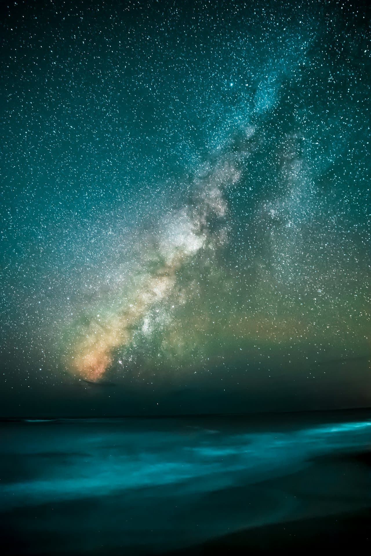 海の上に広がる満天の星空