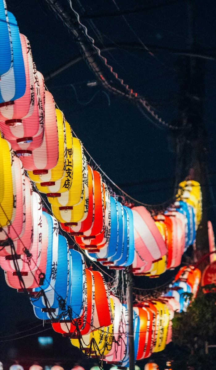 彩りの提灯が連なる夜