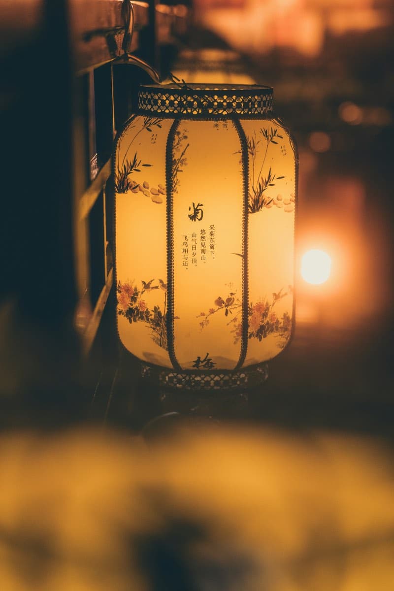 やわらかく灯る、絵付けの提灯
