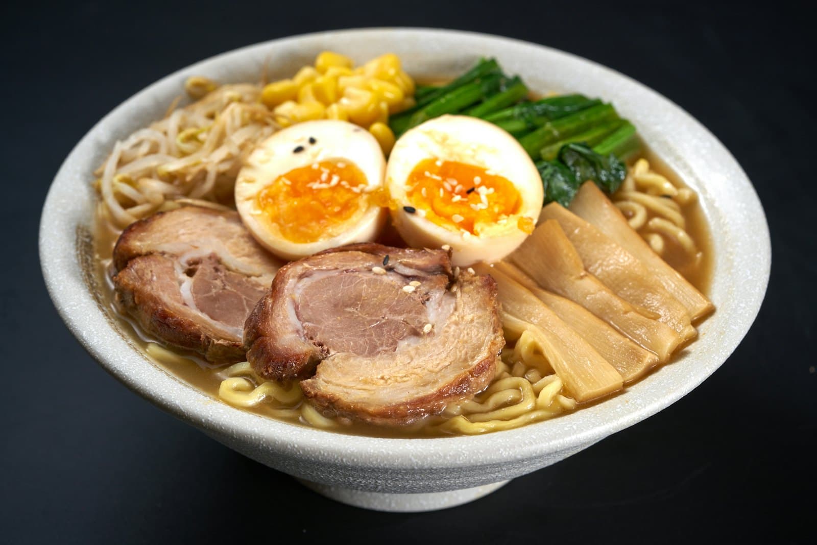 チャーシューと味玉ののった一杯のラーメン