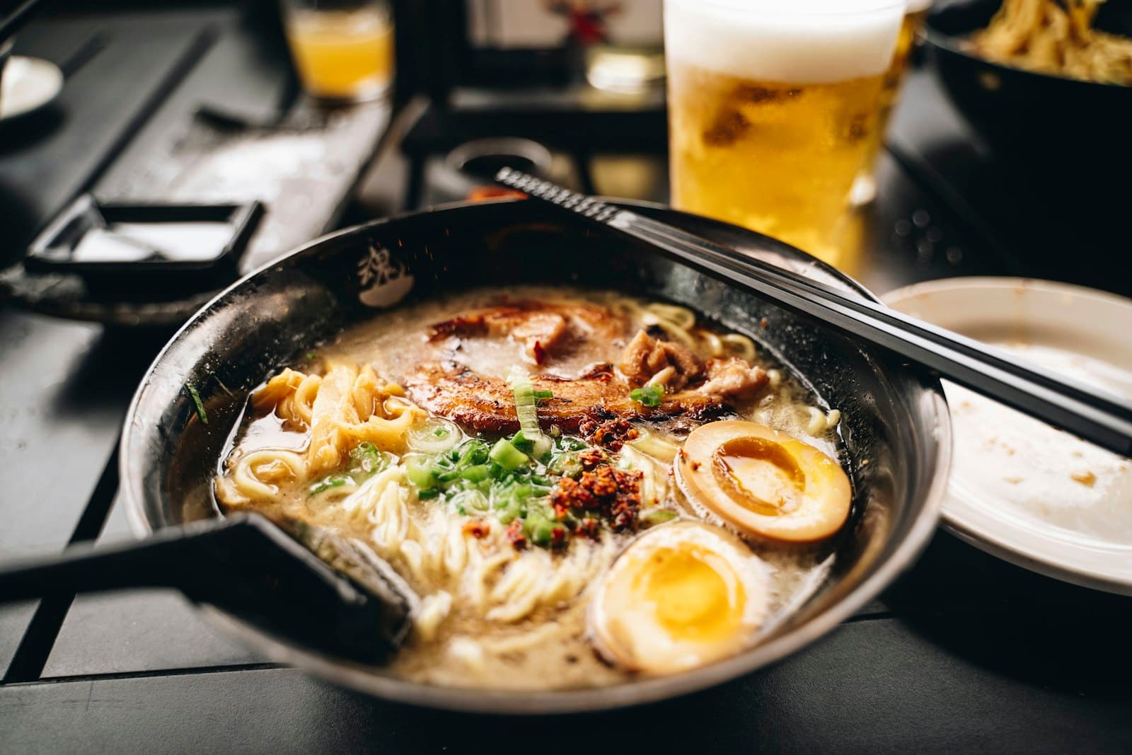 湯気の立つ一杯のラーメン