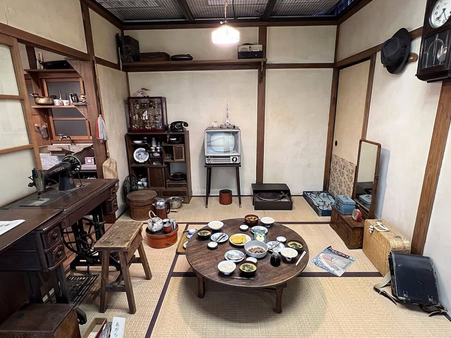 昭和期のままだった和室。ちゃぶ台や古い建具が残る施工前の様子