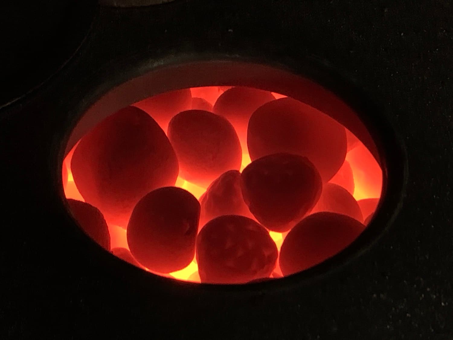 赤く熱せられたサウナストーンのグロー