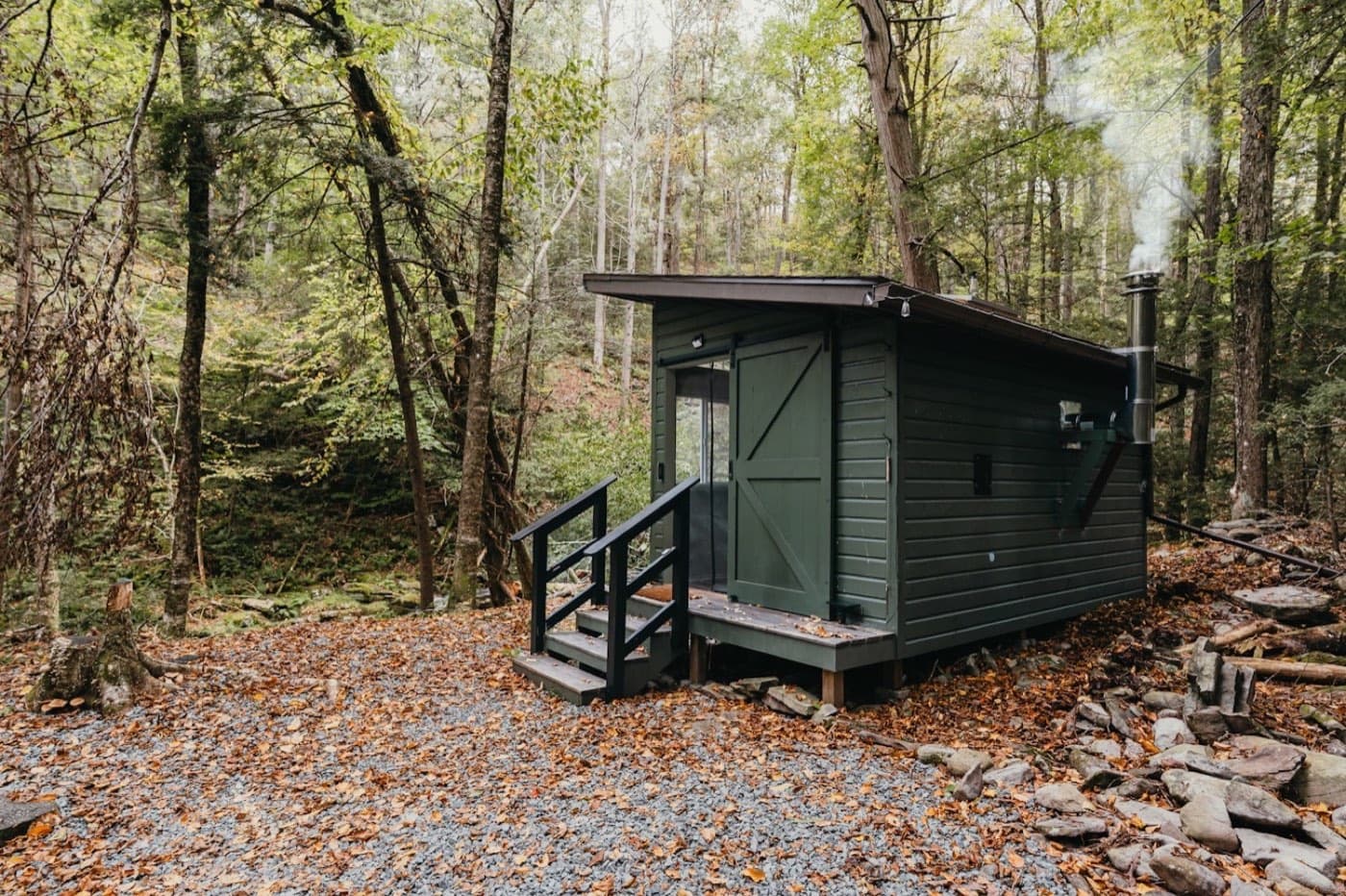 森の中のプライベートサウナ小屋