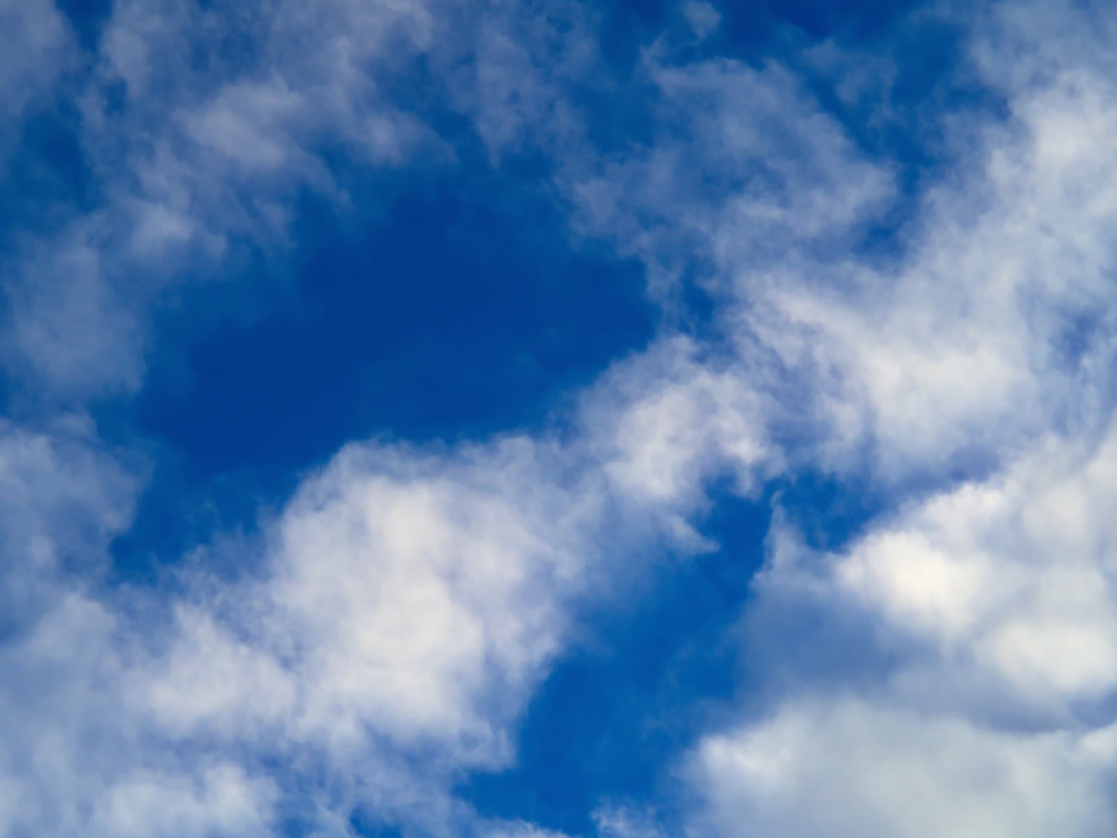 やわらかな雲の浮かぶ、穏やかな空