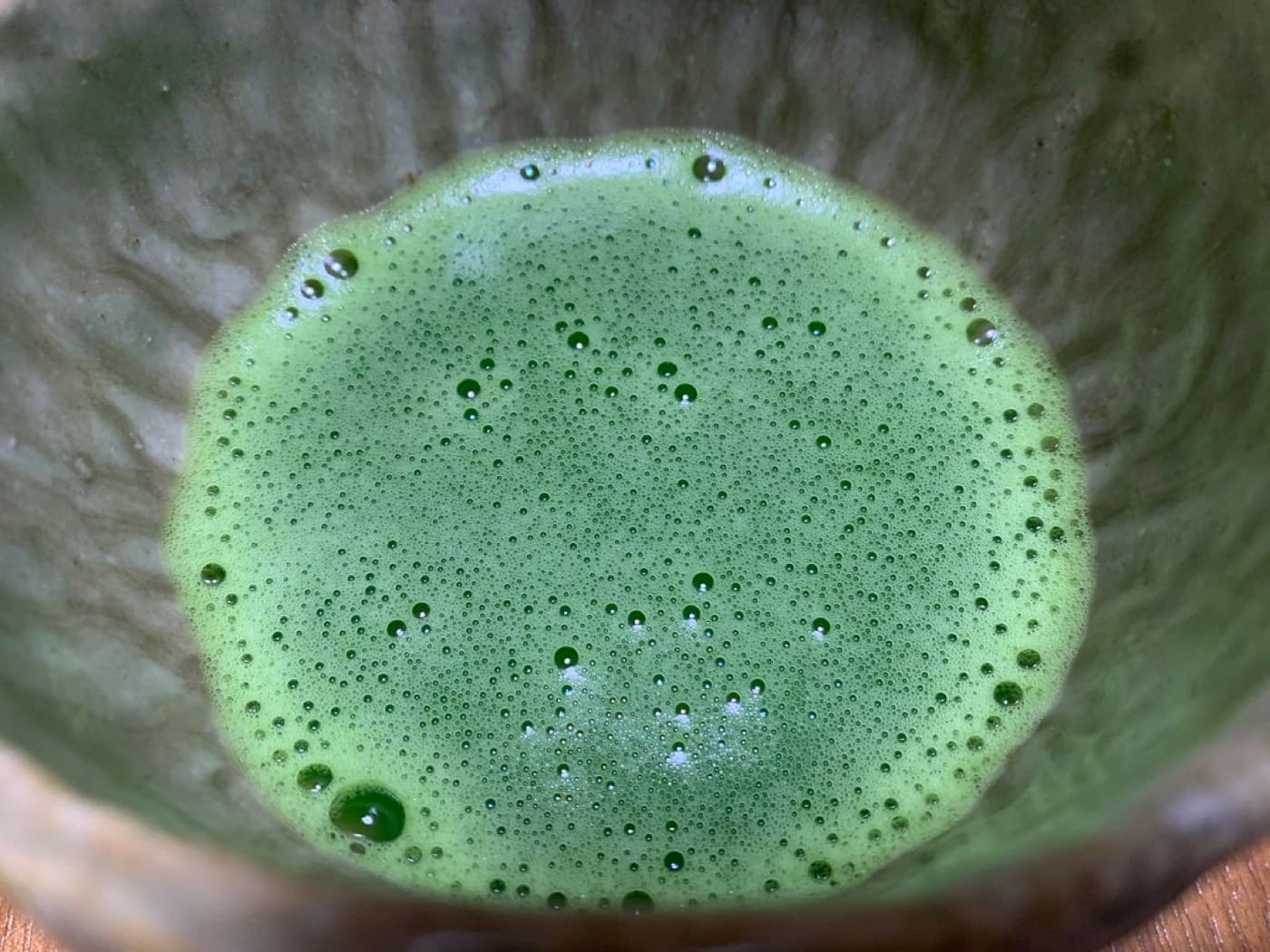 点てたばかりの抹茶の茶碗