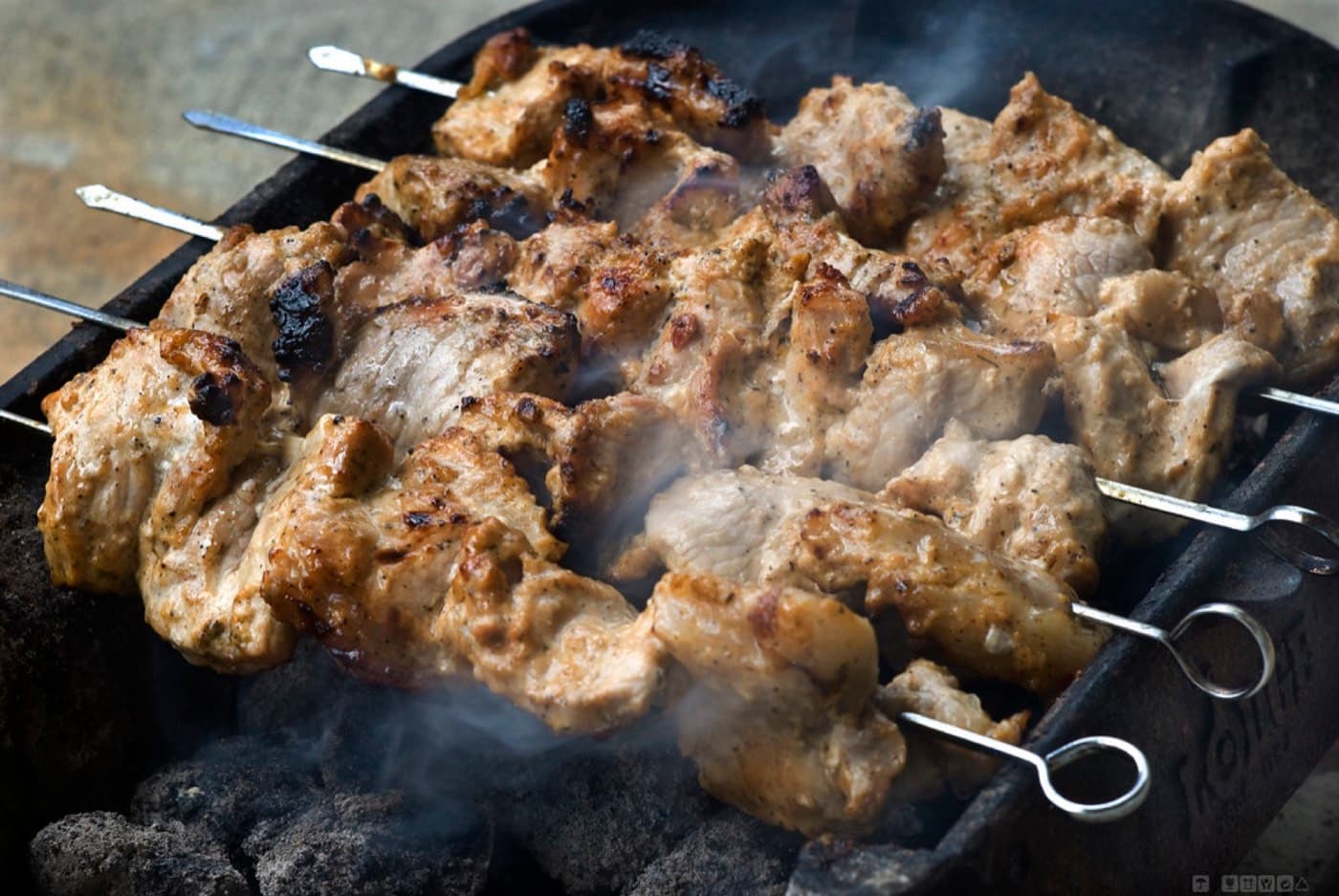 炭火で焼かれる肉と立ち上る煙